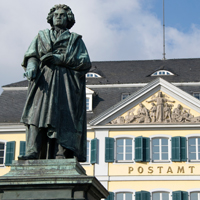 Vor einem alten Postamt steht eine Beethoven-Statue.